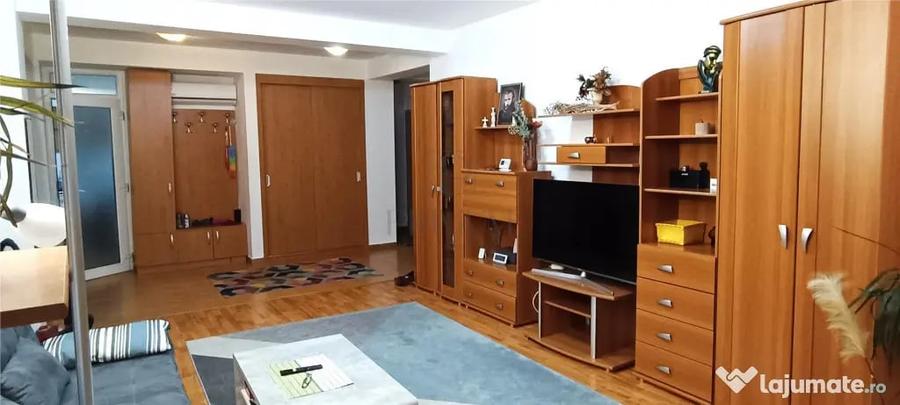 Apartament cu 4 camere decomandat în Aradului