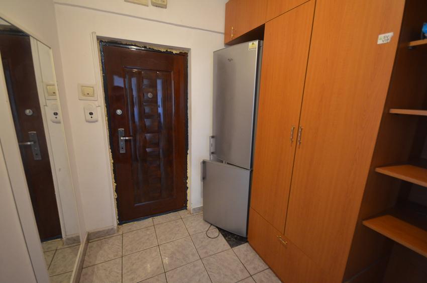 Apartament cu 3 camere semidecomandat în P-ța Muncii