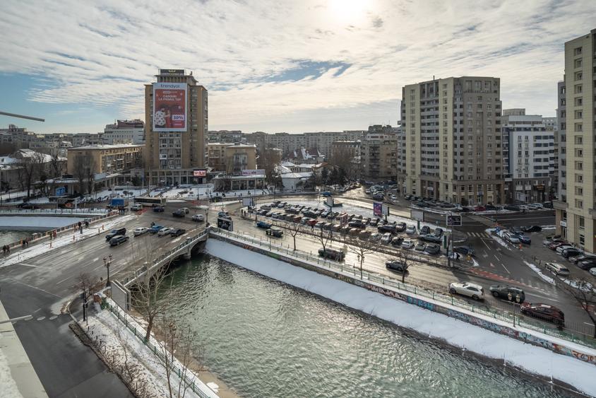 Apartament cu 3 camere semidecomandat în Calea Victoriei
