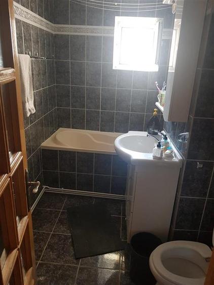 Apartament cu 3 camere decomandat, mobilat în Școlilor