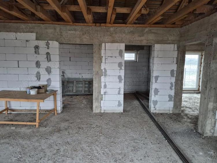 De vanzare casa cu 3 camere ,terasa de 25 metri patrati si gradina - 6