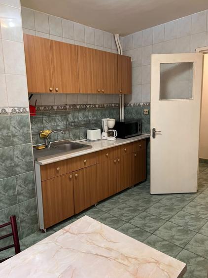 Apartament cu 3 camere decomandat în P-ța Victoriei