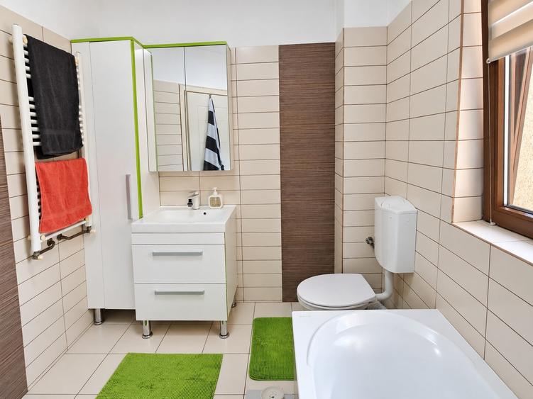 Apartament cu 3 camere semidecomandat în Nord-Est
