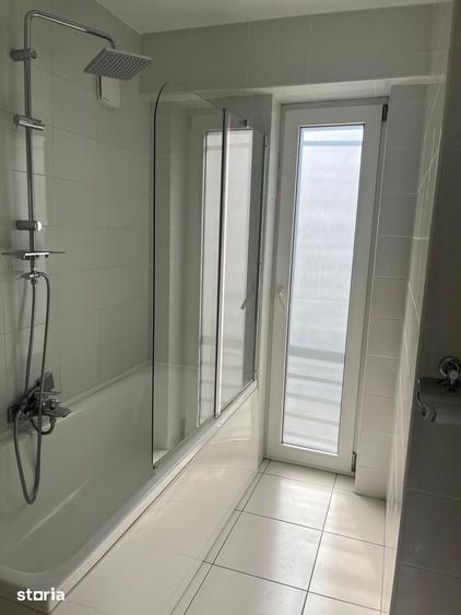 Apartament cu 3 camere semidecomandat în Aviatorilor
