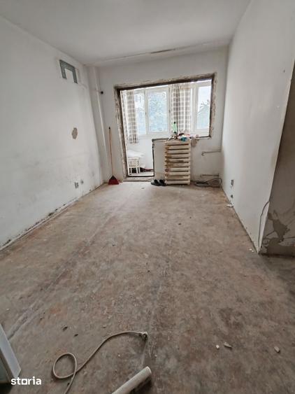 Garsonieră decomandată în Titan