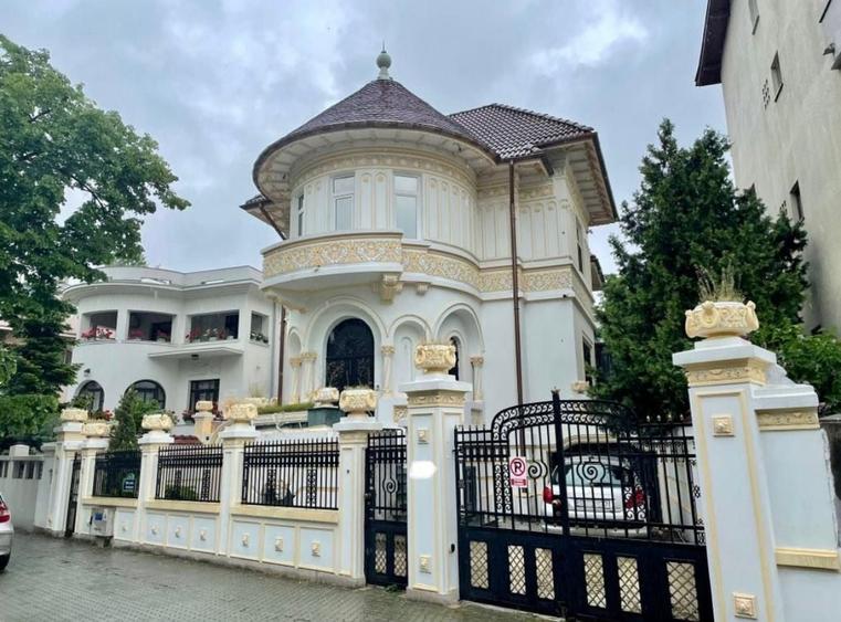 Casă individuală cu 8 camere cu Canalizare în Dorobanți