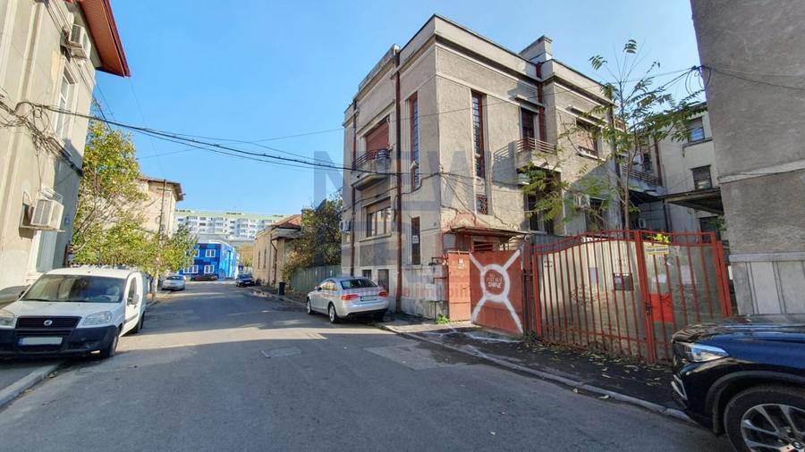 Apartament cu 4 camere semidecomandat, mobilat în Unirii