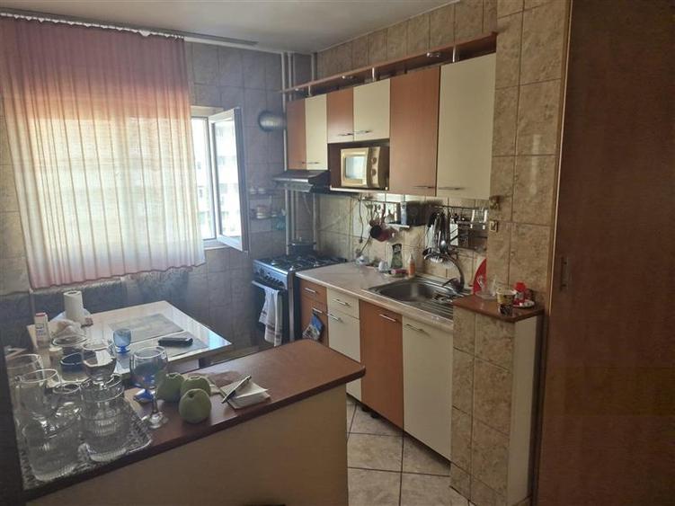 Apartament cu 3 camere semidecomandat în Pantelimon