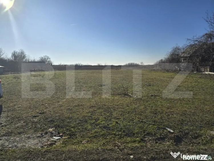 Teren de 4800 mp, în Lazuri