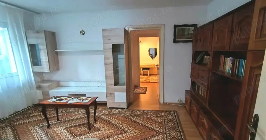 Apartament cu 2 camere semidecomandat în Podul de Piatră