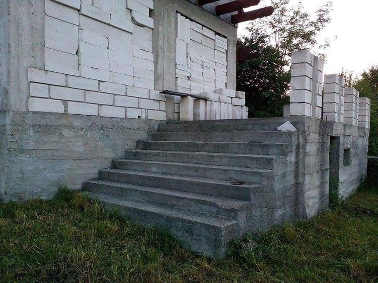 Casă cu 10 camere cu Canalizare în Vest