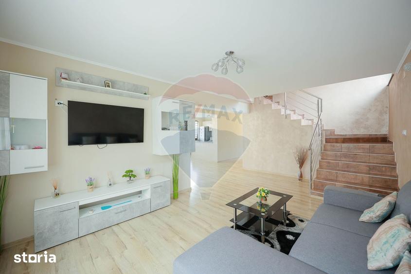 Casă cu 7 camere cu Teren 600 Mp în Sânmartin
