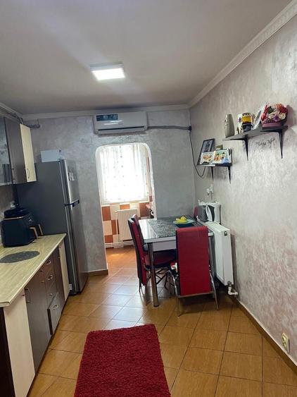 Apartament 2 camere decomandat . Situat in zona patibar chiar in spatele blocului nou . - 4