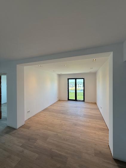 Apartament cu 3 camere decomandat în Titu