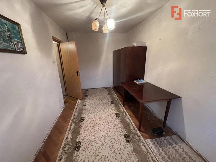 Apartament cu 4 camere semidecomandat, mobilat în Girocului