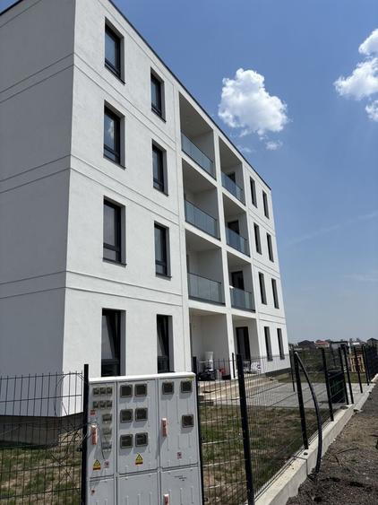 Apartament cu 3 camere decomandat în Exterior Vest