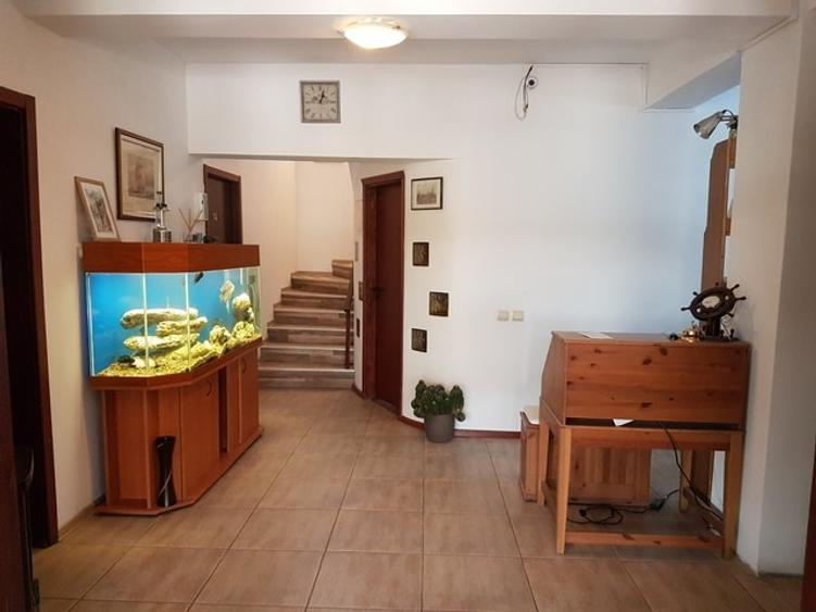 Casă cu 17 camere cu Teren 300 Mp în Central