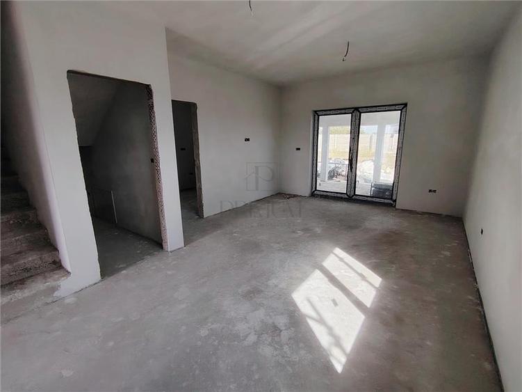 Duplex cu 5 camere cu Teren 365 Mp în Moșnița Veche
