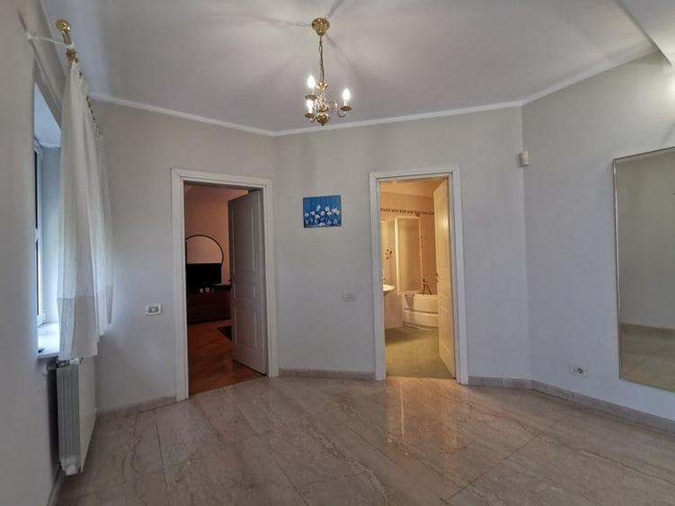 Casă individuală cu 8 camere cu Piscina în Domnești
