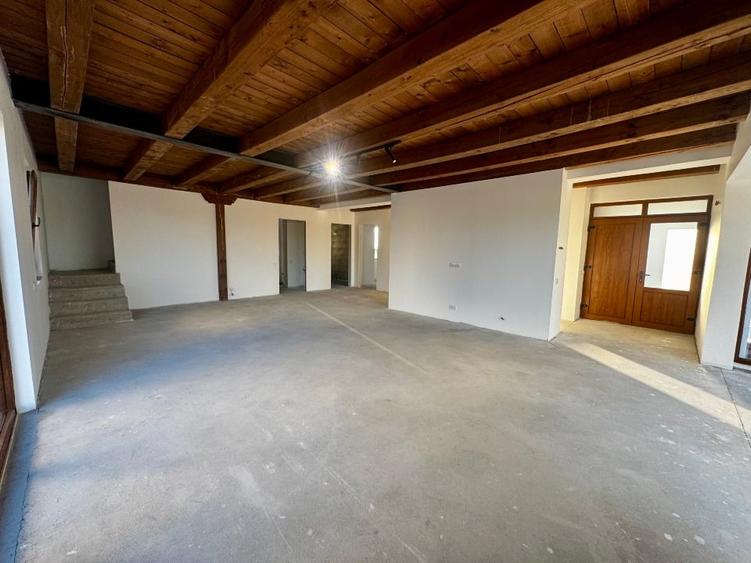 Casă individuală cu 5 camere cu Teren 652 Mp în Nojorid