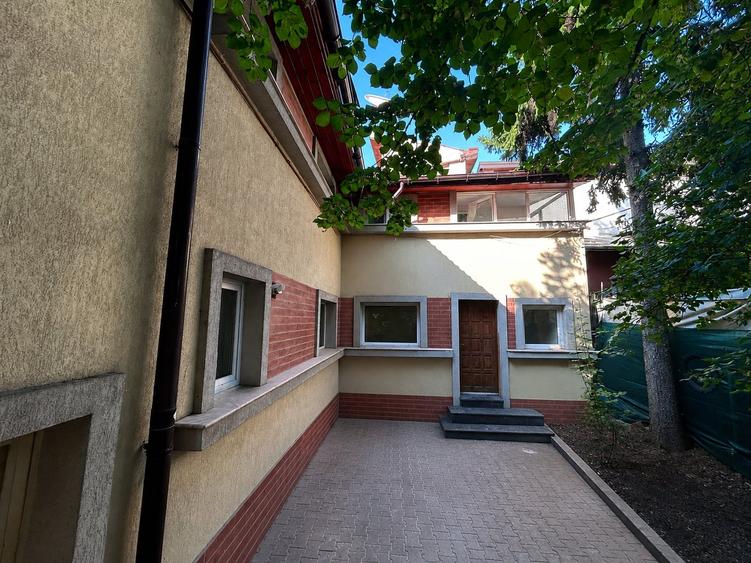 Casă individuală cu 5 camere cu Canalizare în Bucur Obor