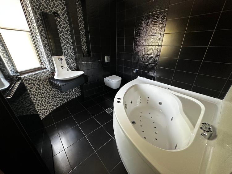 Casă cu 4 camere cu Canalizare în Nord