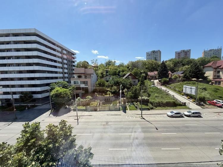 Apartament cu 2 camere semidecomandat, mobilat în Sud