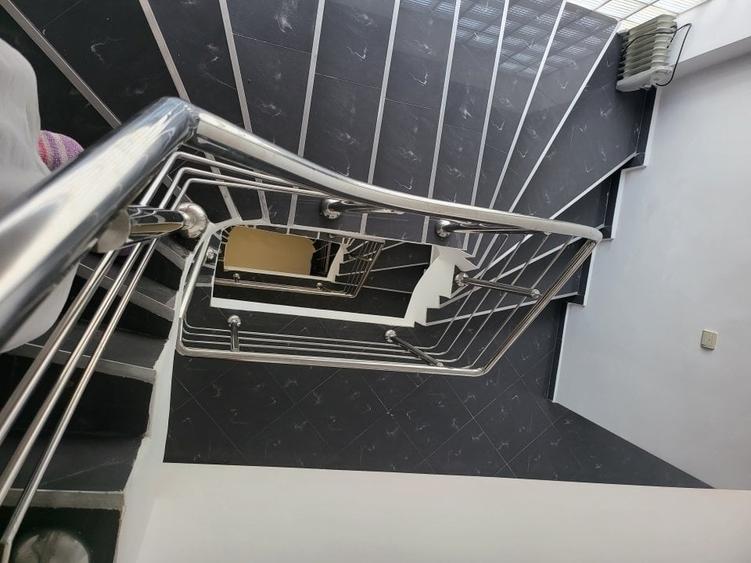 Casă individuală cu 12 camere cu Teren 350 Mp în Central