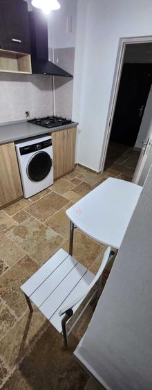 Apartament cu 3 camere semidecomandat în 1 Mai