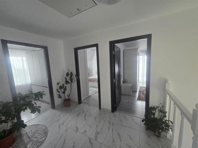 Casă individuală cu 4 camere cu Garaj în Moara Nica