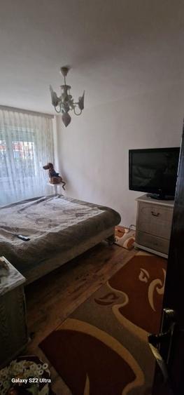 Apartament cu 3 camere semidecomandat, mobilat în Micro II