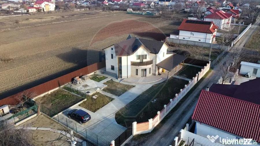 Casă cu 5 camere cu Teren 946 Mp în Golești