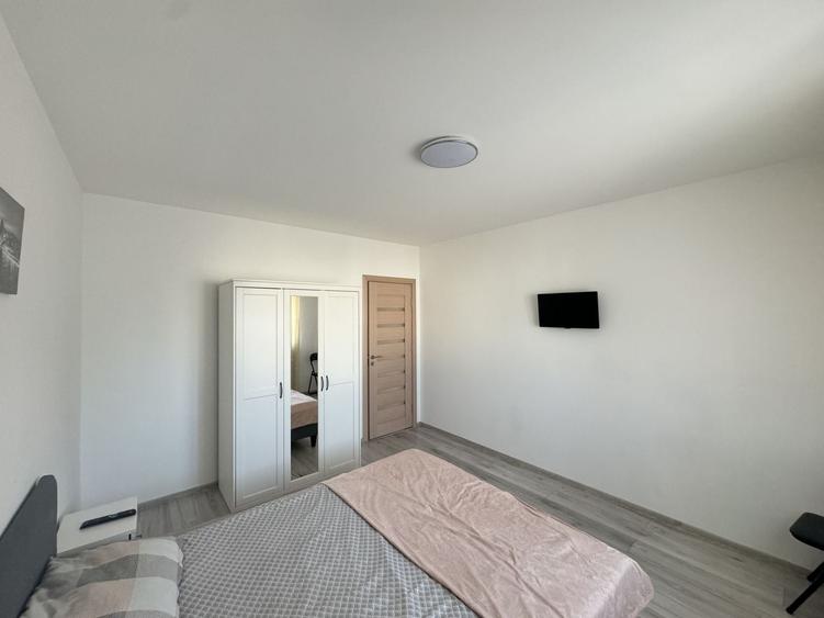 Apartament cu 3 camere semidecomandat, mobilat în UTA