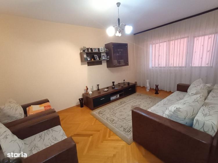 Apartament cu 3 camere, mobilat în Central