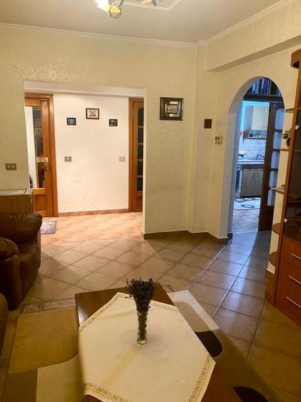 Apartament cu 3 camere decomandat, mobilat în Central