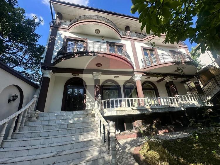 Casă individuală cu 8 camere cu Teren 488 Mp în Domenii