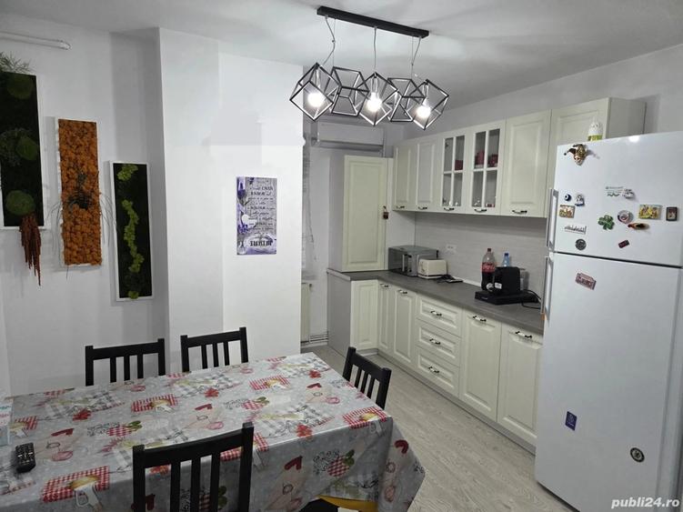 Apartament cu 3 camere decomandat în Craiovița Nouă