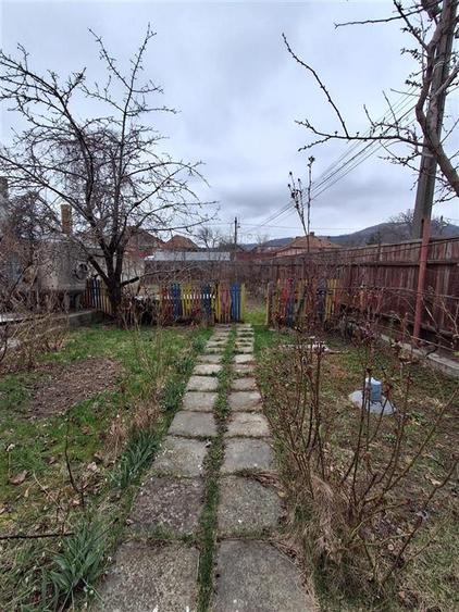 Casă individuală cu 7 camere cu Canalizare în Central