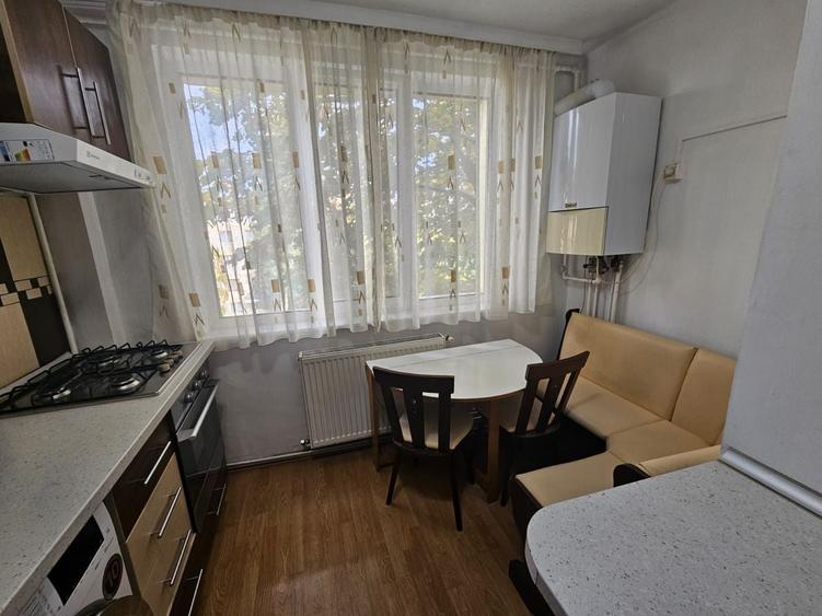 Apartament cu 3 camere semidecomandat în Negru Vodă