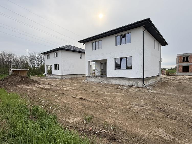 Casă individuală cu 4 camere cu Teren 500 Mp în Joița