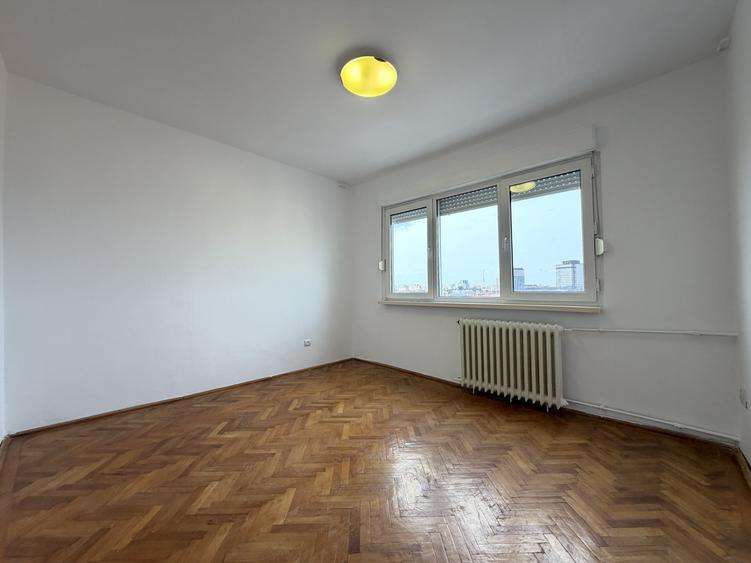Apartament cu 3 camere semidecomandat în Punctele Cardinale