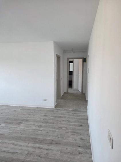 Apartament cu 3 camere semidecomandat în Giurgiului