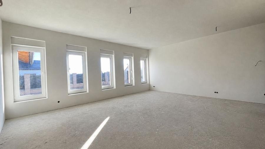 Casă individuală cu 6 camere cu Teren 667 Mp în Central