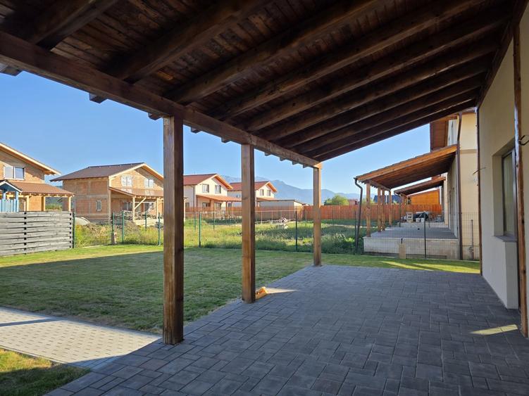Casă individuală cu 4 camere cu Canalizare în Cristian