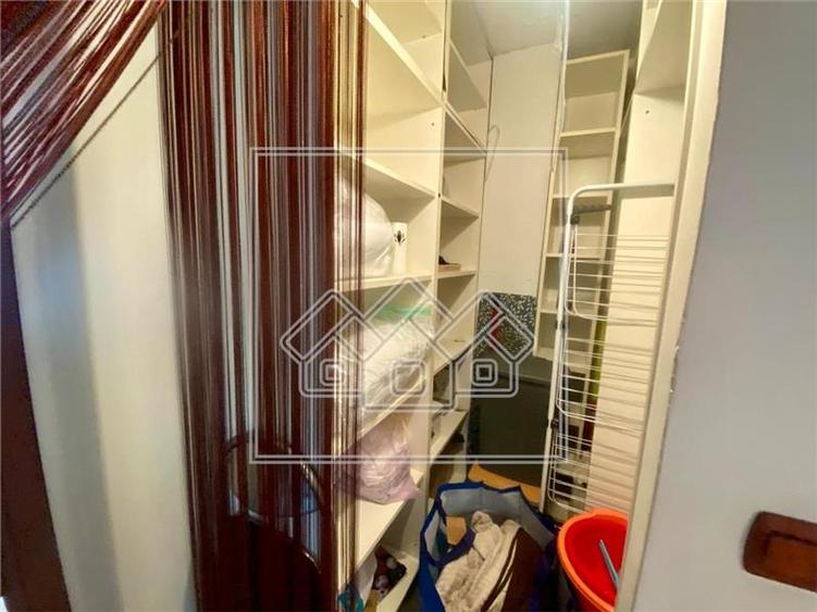 Apartament cu 3 camere decomandat în Turnișor