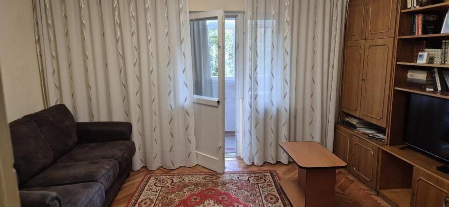 Apartament cu 3 camere decomandat în Podul de Fier