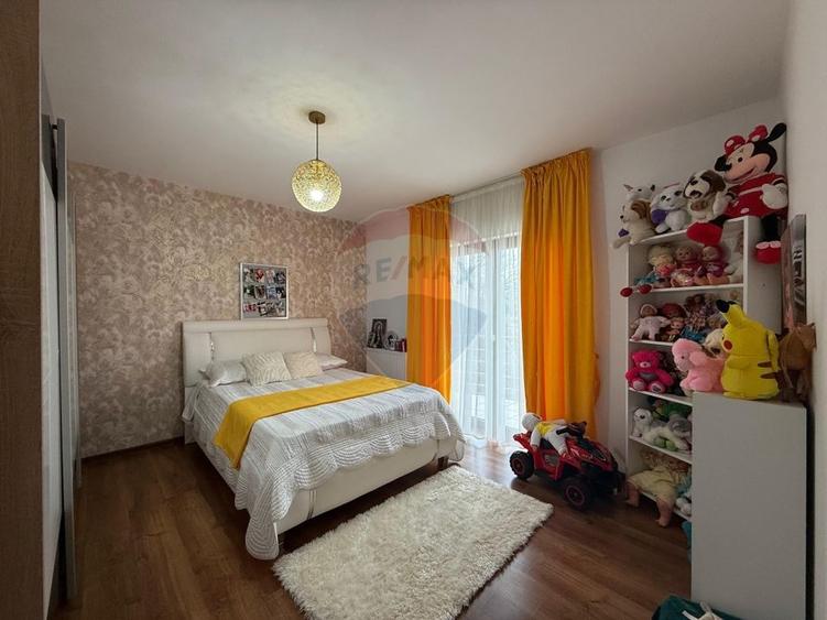 Casă individuală cu 5 camere cu Teren 375 Mp în Calea Romanului
