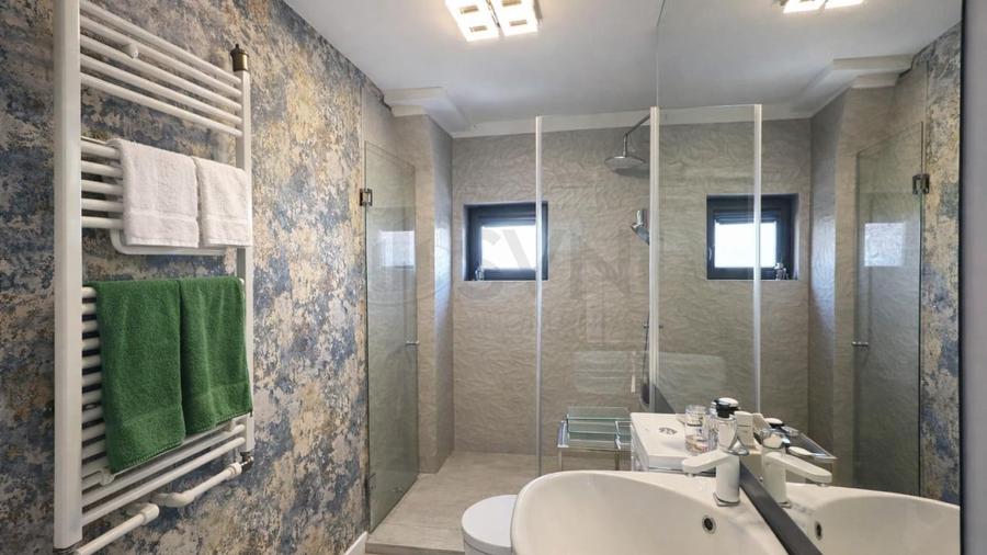 Apartament cu 4 camere semidecomandat, mobilat în Capitale