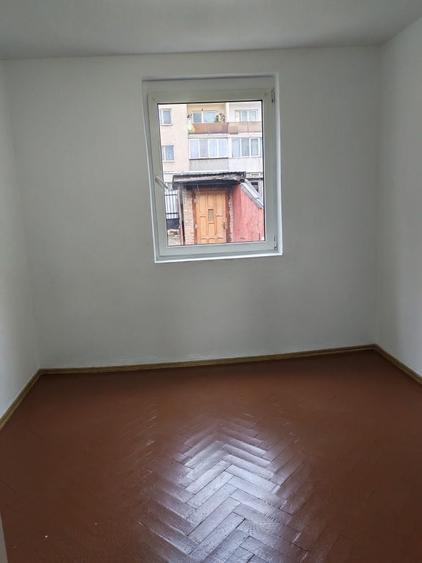 Apartament cu 2 camere decomandat în Petros