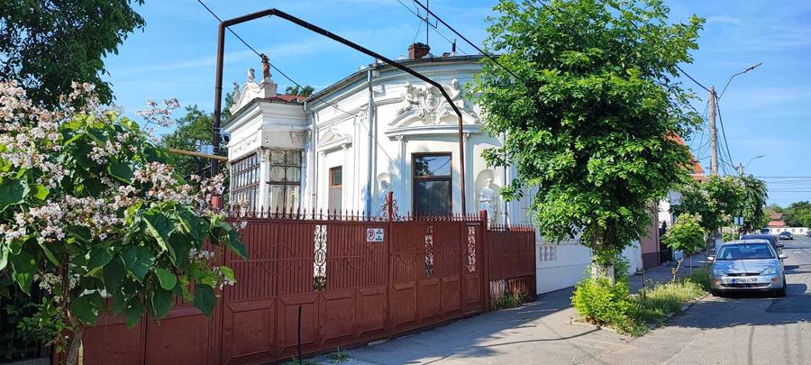 Casă cu 4 camere în Caracal